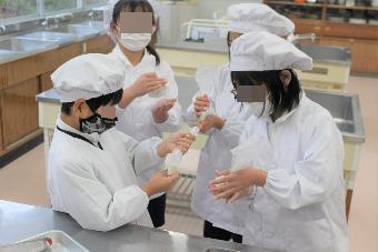 吉名学園 ポリ袋で蒸しパンを作る様子