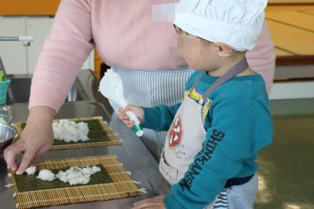 ご飯を伸ばしていく様子