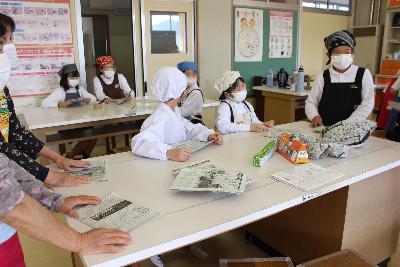 紙食器づくりの様子