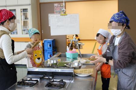 恵方巻きを巻いていく