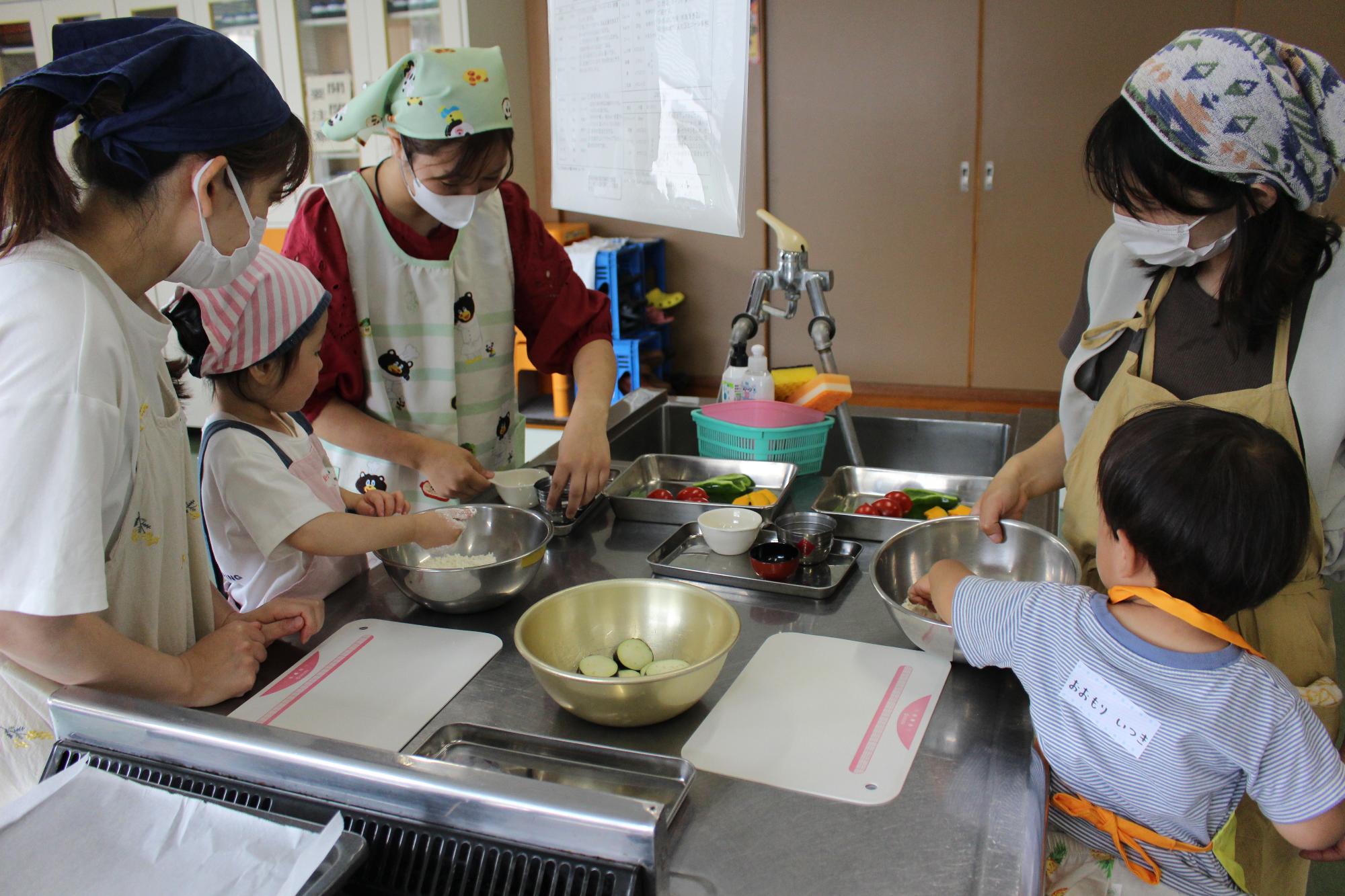 ピザ生地を作っていきます