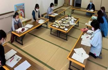 海ぶどうの料理を囲んで会議をしている写真