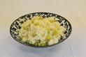 お皿の上に盛られている桜海老とぎんなんが入っている炊き込みご飯の写真