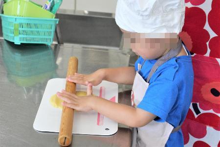 生地を伸ばす様子