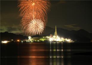 海岸に大きな花火が打ち上げられている写真