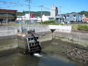 排水された雨水を放流する放流口の写真