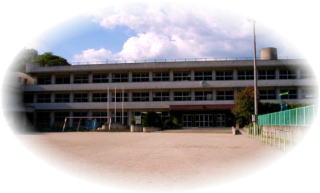 竹原市立東野小学校の校舎を校庭側から見た写真