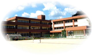 竹原市立賀茂川中学校の校舎を校庭側から見た写真