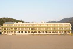 竹原市立吉名学園の校舎を校庭側から見た写真