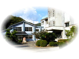 竹原市立中通小学校の体育館の右に校舎が見える写真