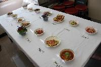 コンテストの料理がテーブルにたくさん並べられている写真