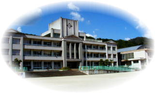 竹原市立荘野小学校の校舎を校庭側から見た写真