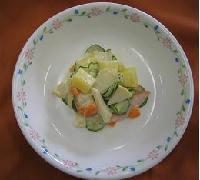 白い深めの皿に盛り付けられた竹ちゃんサラダの写真