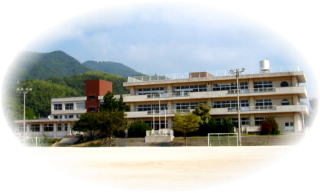 竹原市立竹原西小学校の校舎をサッカーゴールのある校庭側から撮影した写真