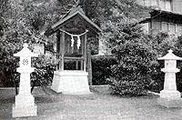 町内に設置されている2本の石柱と祠の白黒写真