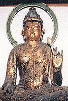 あぐらの状態で左手を低く上げている菩薩坐像の写真