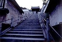 長い西方寺前の階段を下からうつした写真