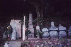 並べられている村上元吉の宝篋印塔と五輪塔の写真
