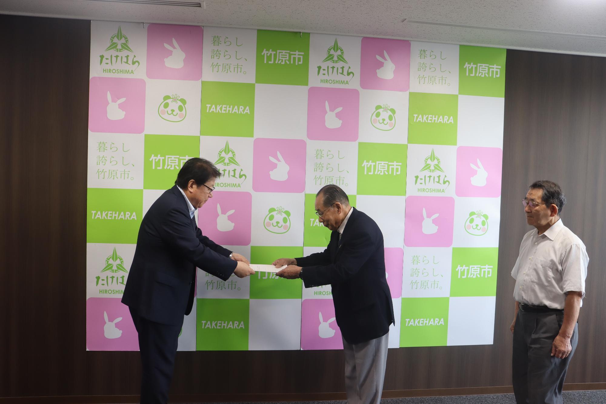 250711_竹原山岳会への景観まちづくり団体認定証交付式