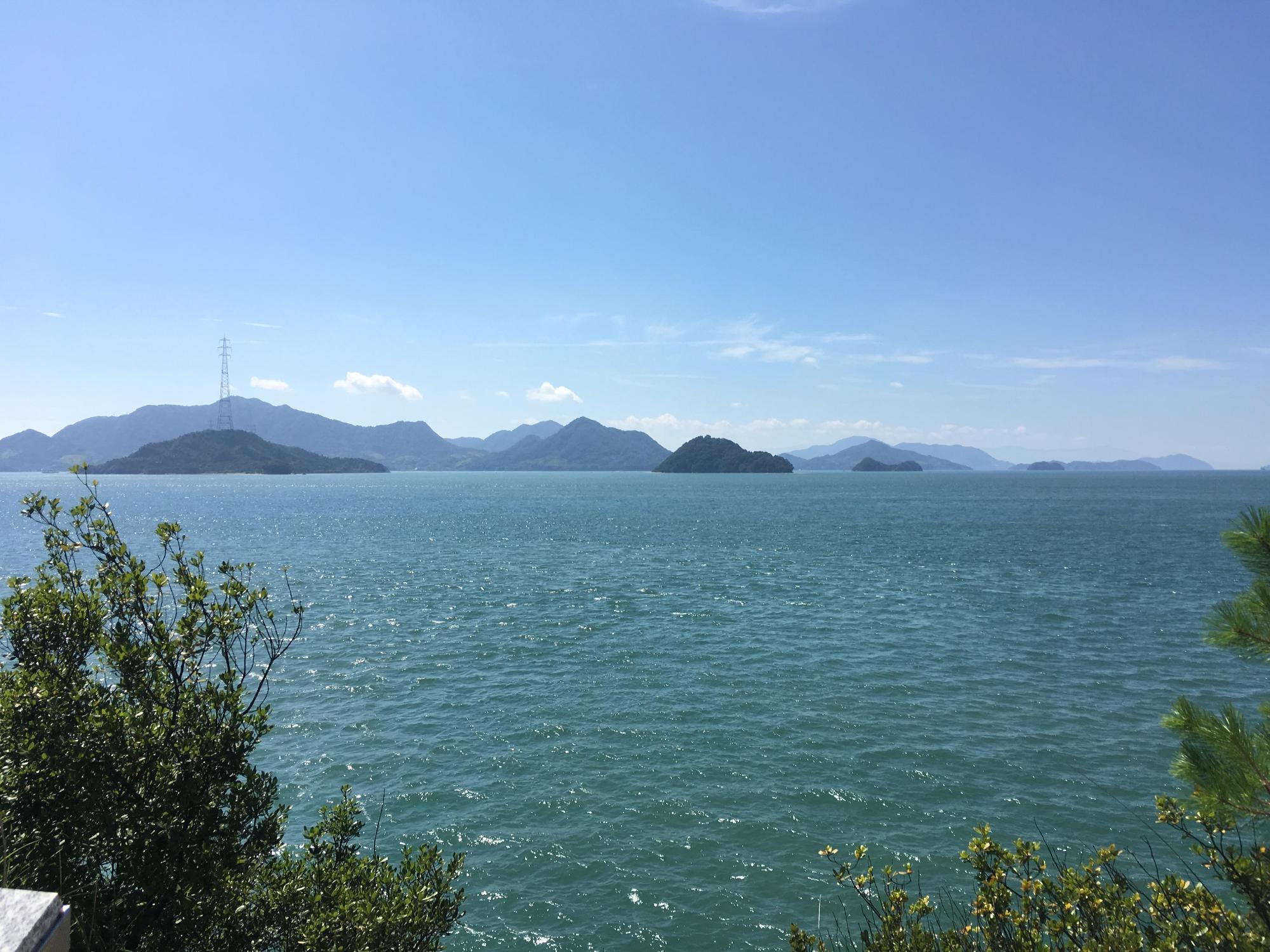 奥に島々が見える綺麗な海の写真