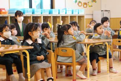 椅子に座っている幼稚園児たちの写真