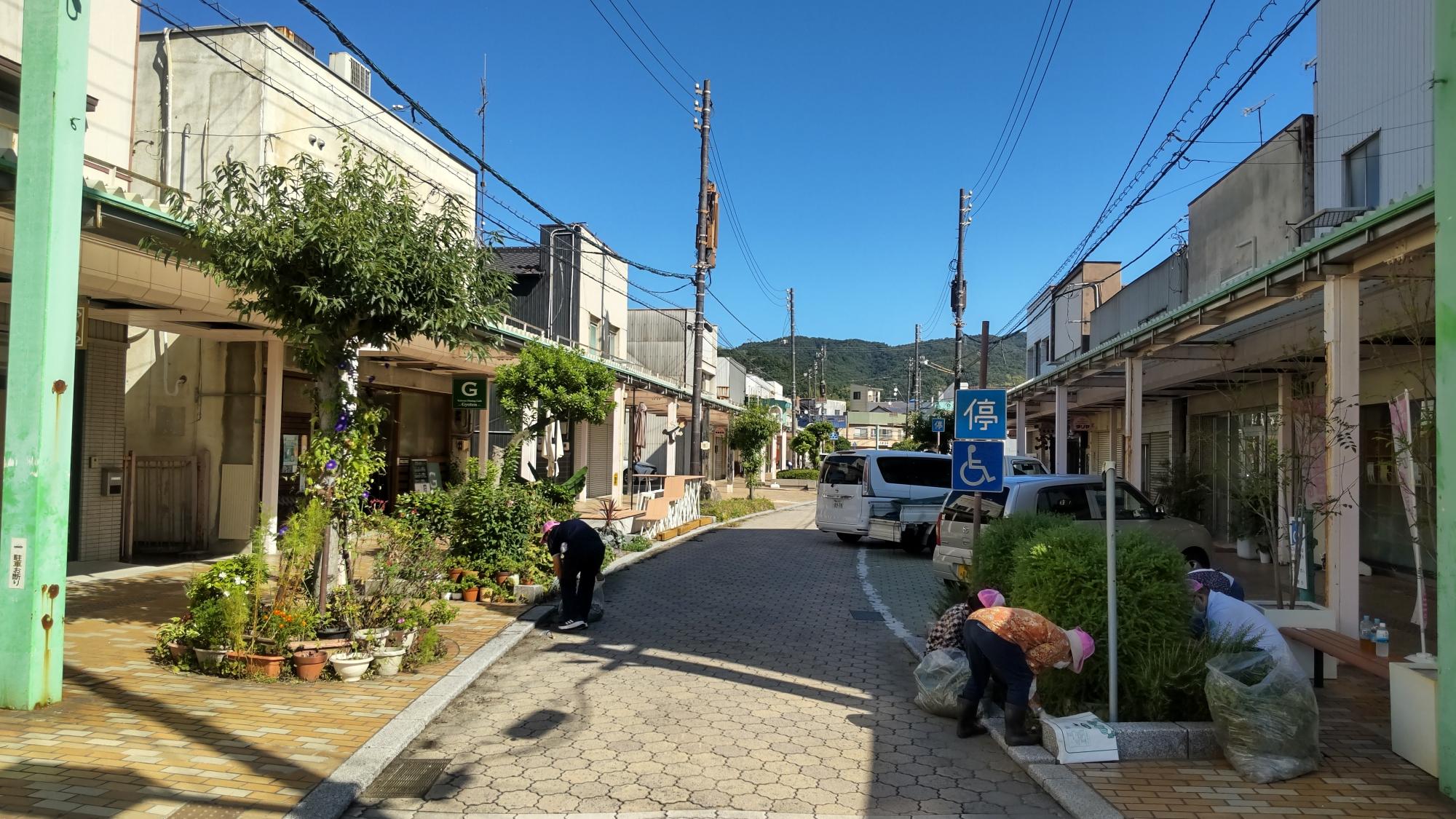 グリーンアップ大作戦　掃除の様子（駅前）