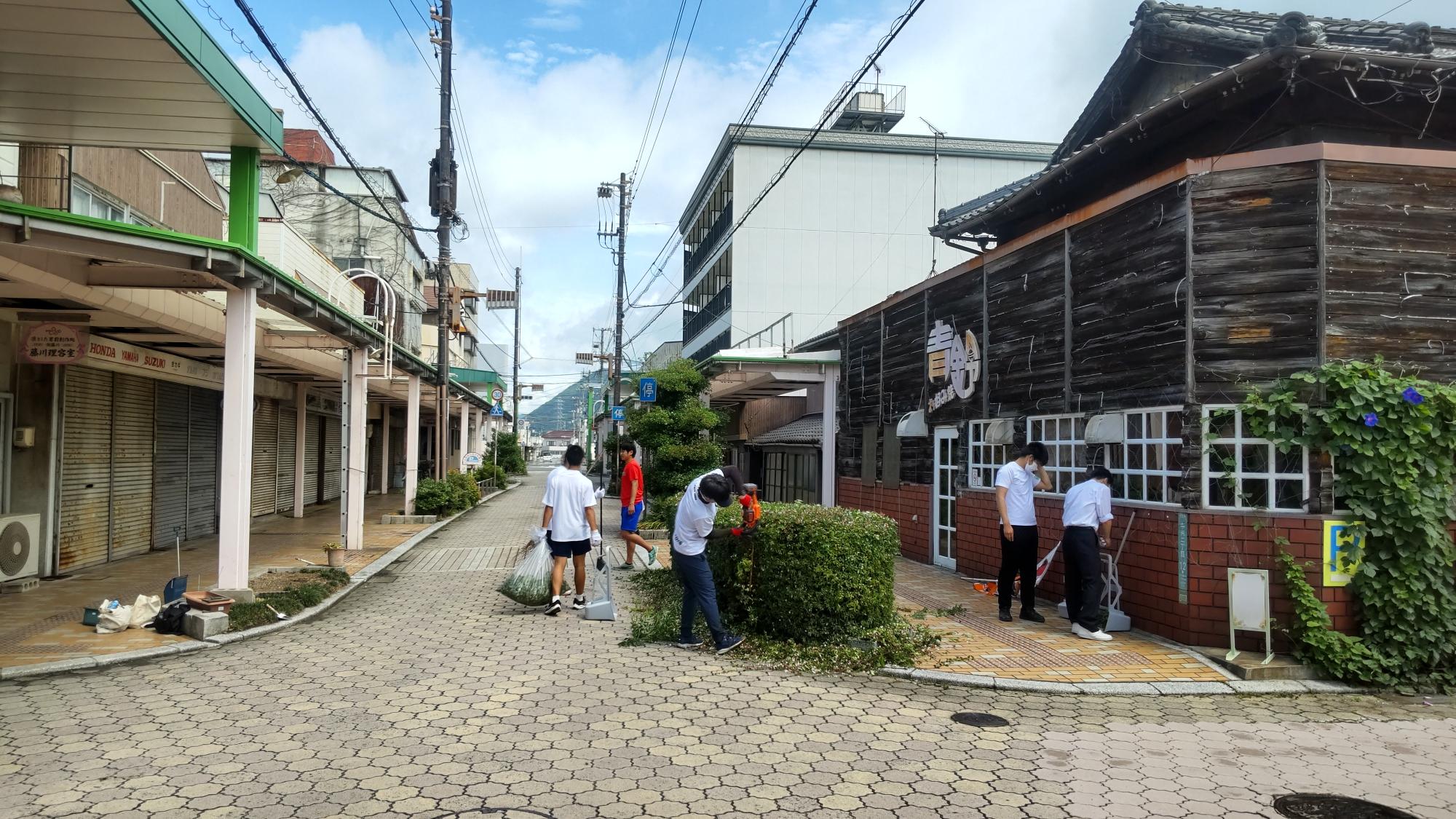 グリーンアップ大作戦　掃除の様子（青鈴前）