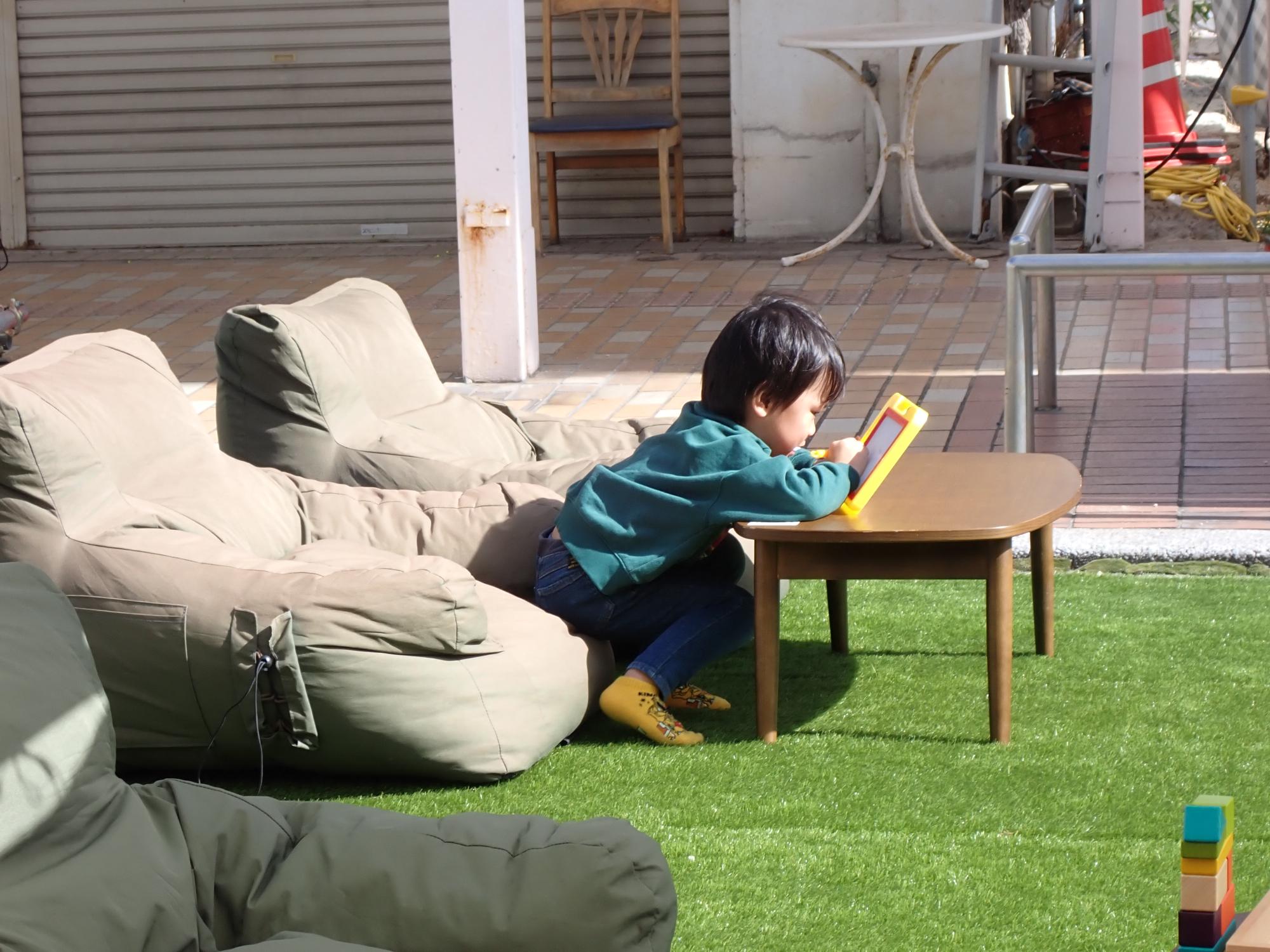 SMILEPARKたけはら2023　人工芝で遊ぶ子ども