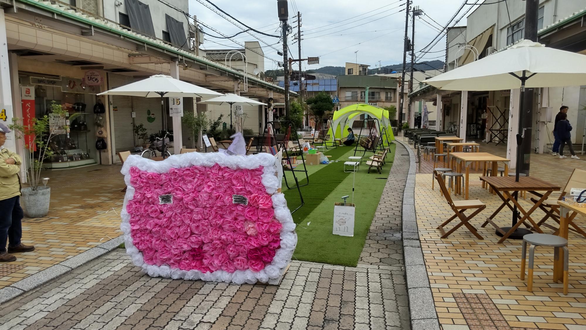 SMILEPARKたけはら2024　車道上の人工芝とももねこ様フォトスポット