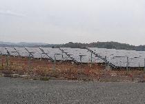 太陽光発電のパネルが並んでいる写真